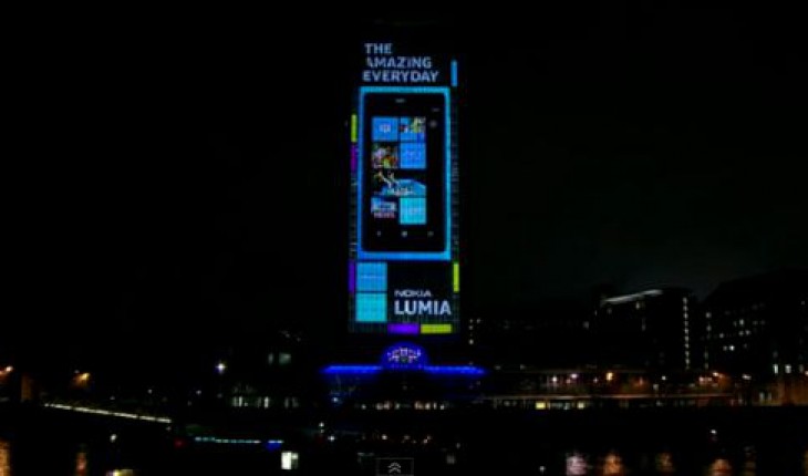 Nokia Lumia 800 su un grattacielo