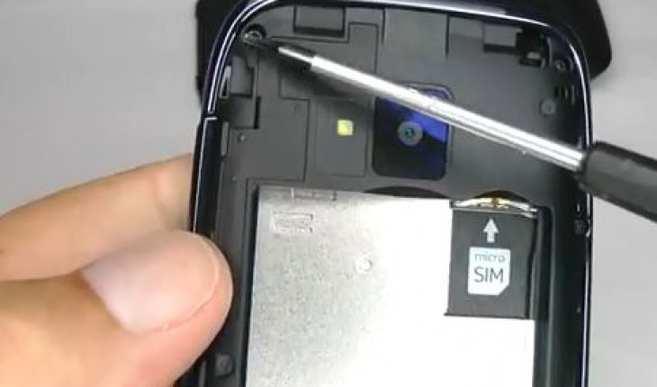Come smontare il Nokia Lumia 610 [Video tutorial]