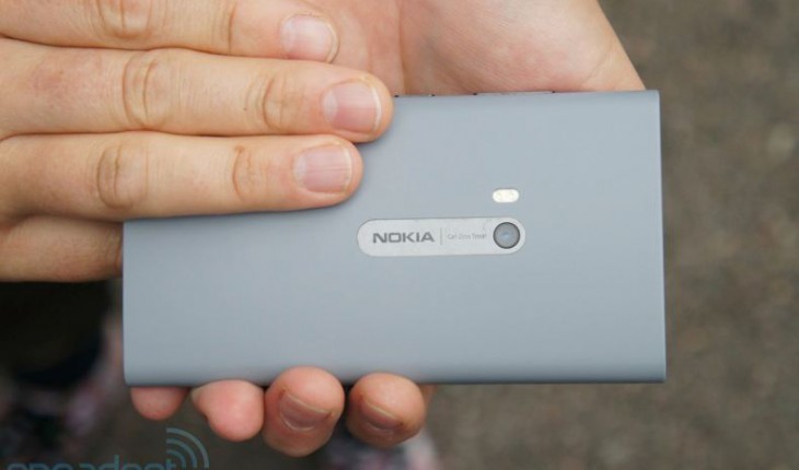 Nokia Lumia 920 con cover grigia (foto)