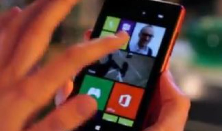 Un divertente test di laboratorio per verificare la resistenza del Nokia Lumia 820 (video)