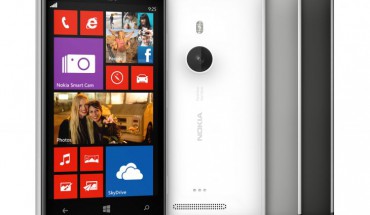 Nokia Lumia 925 a 599 Euro con kit per il Wireless Charging in omaggio (cover+DT-900) su nstore.it