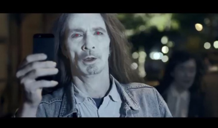 Lumia 925, un divertente spot Nokia fa il verso alle fotografie notturne di iPhone