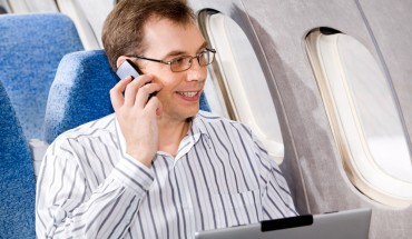 Via libera dell’EASA all’utilizzo di smartphone e tablet sugli aerei anche senza “modalità aereo”