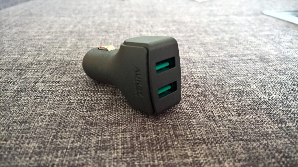 AUKEY caricabatteria per auto con 2 porte USB e tecnologia AiPower