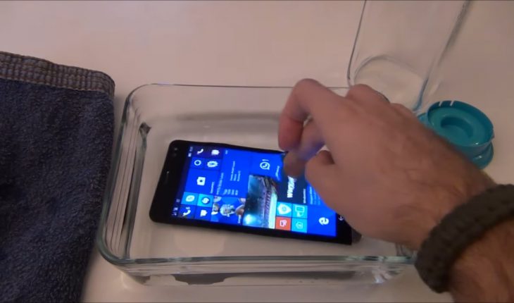 HP Elite x3, il nostro test di impermeabilità (immersione in acqua)