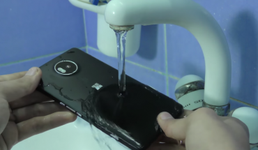Lumia 950 XL, audace test di impermeabilità sotto l’acqua corrente (video)