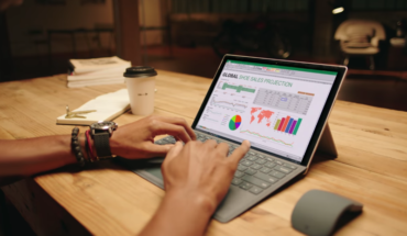 Microsoft pubblica nuovi video promo su Surface Pro e Surface Book 2