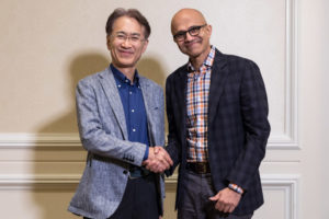 Kenichiro Yoshida e Satya Nadella